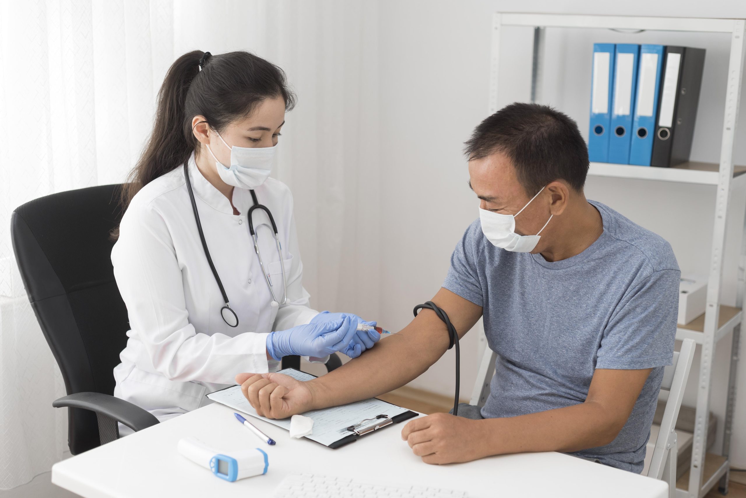 seorang laki-laki sedang melakukan medical check up