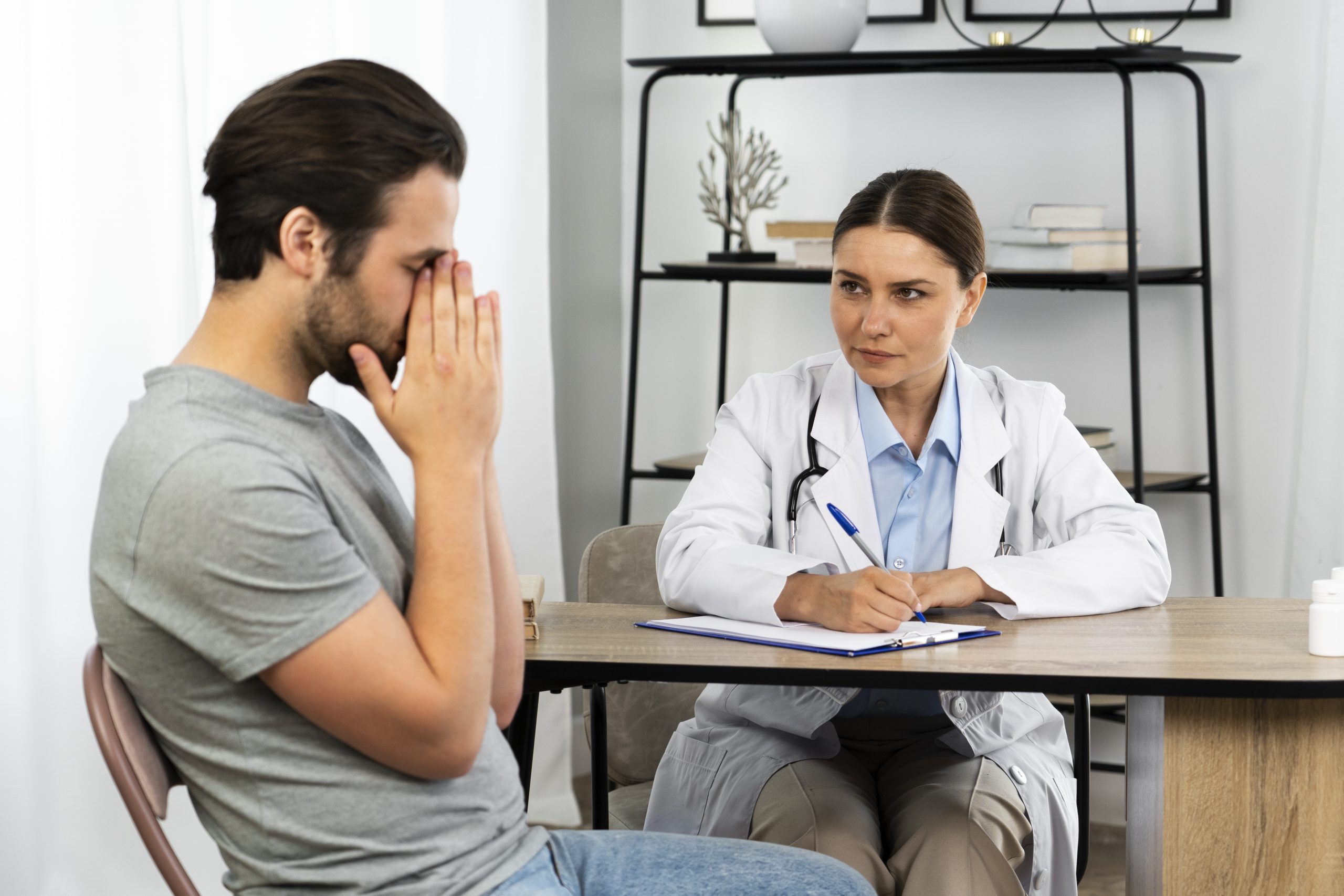 seorang laki-laki sedih karena tidak lolos medical check up